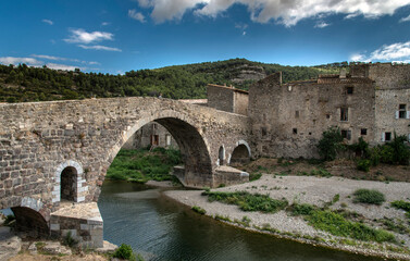 Fototapeta na wymiar Pont médiéval de Lagrasse, Aude, France