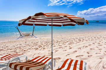 Hamac, parasol et transats sur plage paradisiaque  - obrazy, fototapety, plakaty