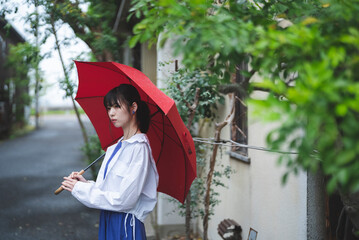 雨の日に傘をさす女性