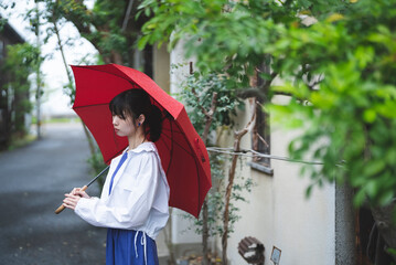 雨の日に傘をさす女性