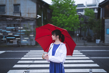 雨の日に傘をさす女性