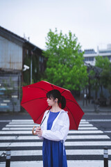 雨の日に傘をさす女性
