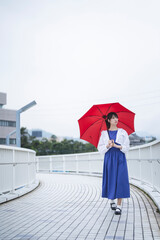 雨の日に傘をさす女性