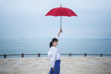 雨の中で傘を差す女性