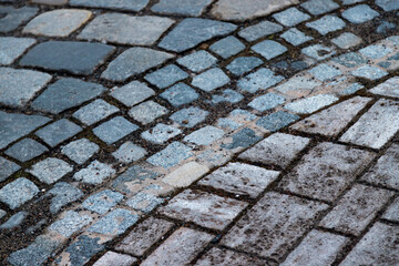 Straße mit unterschiedlichen Wegen