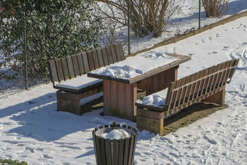 Holzbank und Holztisch im Schnee