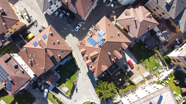 paese citt&agrave; case tetti case palazzine villa giardino 