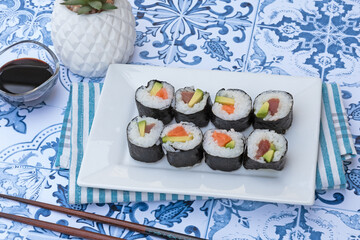 assiette de maki isolé sur une table