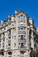 Fototapeta premium Immeuble ancien résidentiel à Paris