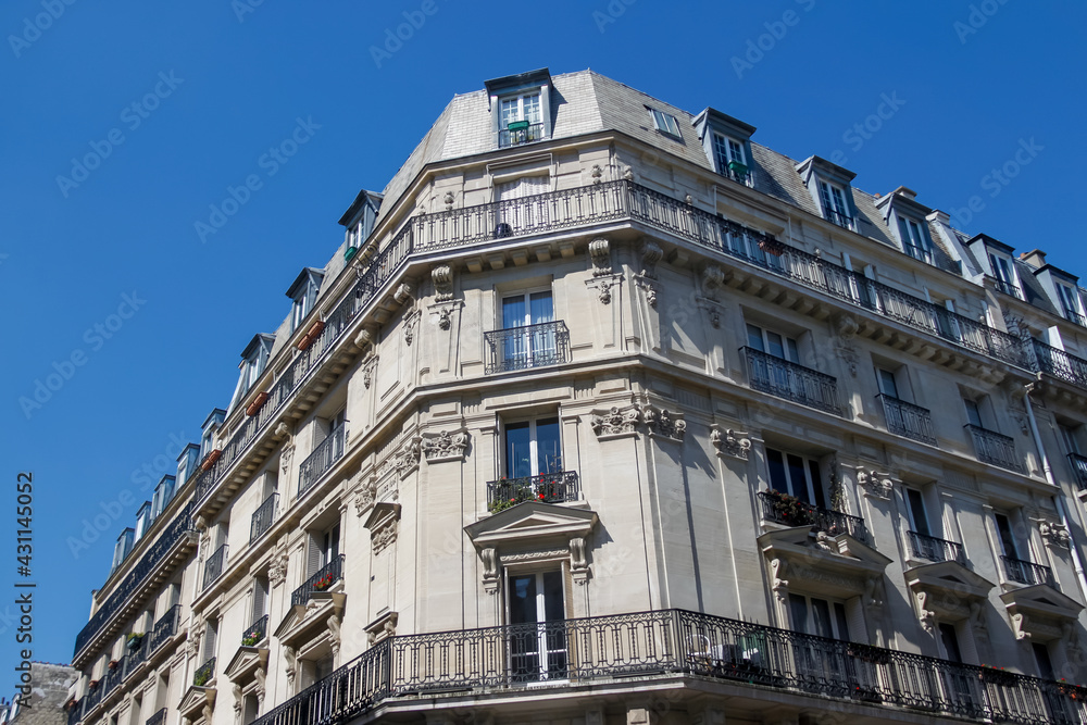 Canvas Prints Immeuble ancien résidentiel à Paris