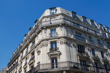 Fototapeta na wymiar Immeuble ancien résidentiel à Paris