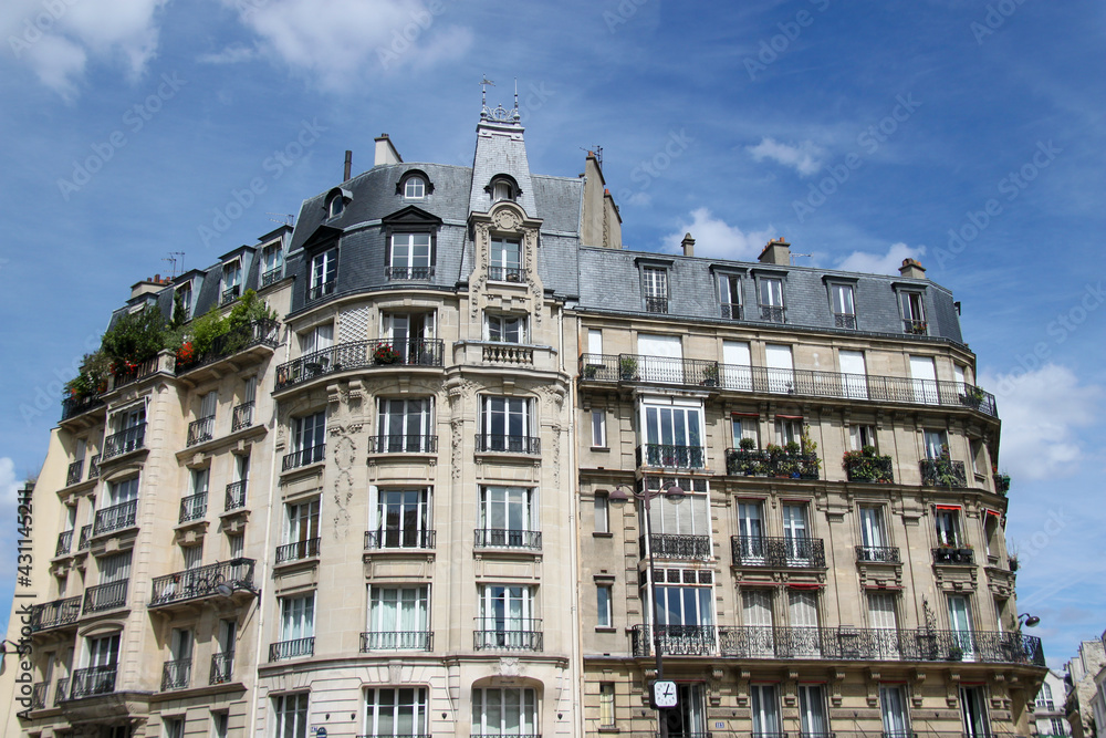 Wall mural Immeuble ancien résidentiel à Paris