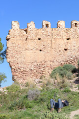 Persona descansando junto a las ruinas del castillo de Serra, en la provincia de Valencia. Comunidad Valenciana. España. Europa