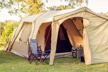 Large spacious tent setup at the campsite in caravan holiday park in Australia - obrazy, fototapety, plakaty