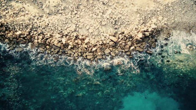Costa rocosa y el oleaje vista desde un drone