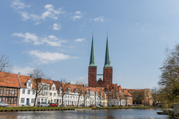 Der Lübecker Dom mit der Trave
