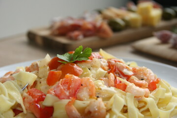 Pasta with shrimp, tomato and cream