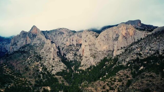 Vista a&eacute;rea acerc&aacute;ndose, de una gran monta&ntilde;a y sus bosques
