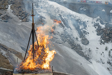 Ausserordentliche Verbrennung des  Züricher "Böögg" in der Schöllenenschlucht (2021), bei Andermatt, Kanton Uri, Schweiz