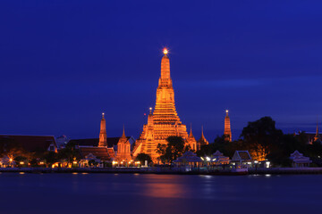 Naklejka premium Wat Arun Temple at twilight in bangkok Thailand.