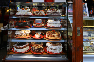 Leckere farbenfrohe Torten in der Bäckereiauslage