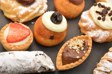 piccola pasticceria napoletana dolci con crema panna cioccolato liquore zucchero a velo frutta 