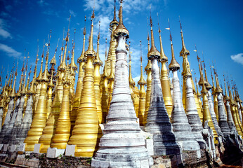 Stelen in Myanmar Burma