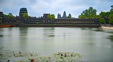 Fototapeta na wymiar Angkor Wat is the largest temple in the world (Cambodia, 2019). It is raining
