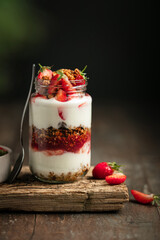 verre de granola fait maison yaourt et fraises