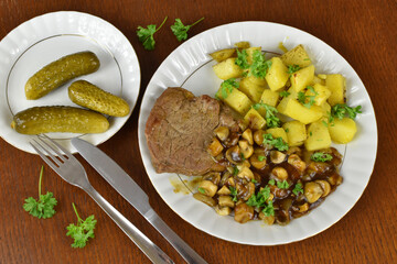 Potatoes with beef and cucumber 