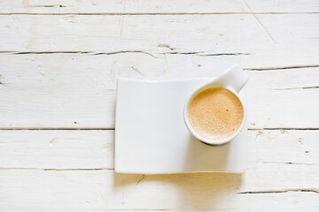 Café con fondo blanco