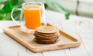 Obleas rellenas de crema de chocolate con zumo natural de naranja