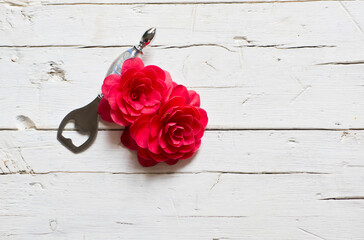 Flroes frescas de camelia japónica con abrebotellas