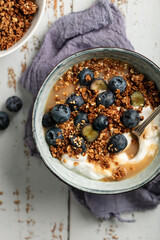 Bol de granola fait maison yaourt et myrtilles