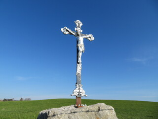 Silbernes Kreuz auf Wiese