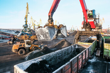 Manipulator crane unloads coal at the seaport