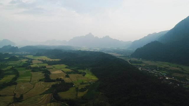 Rivière de Nam Song près de ville de Vang Vieng au laos vue du ciel