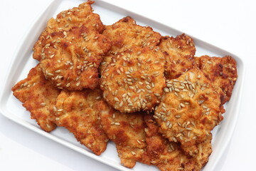 Panierte Schnitzel mit Sonnenblumenkernen.