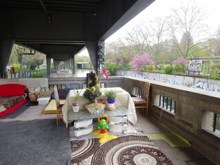 Obdachlose und der U-Bahnbrücke am Landwehrkanal in Berlin - Kreuzberg