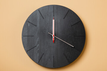 minimalist wall clocks shows four o'clock