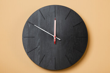 minimalist wall clocks shows ten o'clock