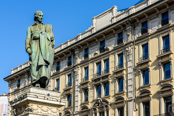 Fototapeta na wymiar Milano, Piazza Cordusio, monumento a Giuseppe Parini