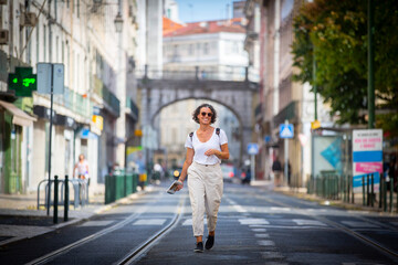 Obraz premium happy tourist walking on the street