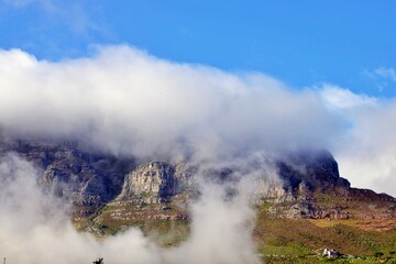 Fototapeta na wymiar Tafelberg in Kapstadt unter Wolkendecke