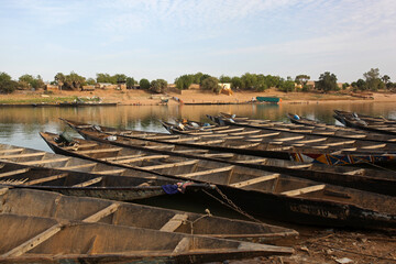 ville de bakel au senegal, transport de voyageurs et de marchandises vers le mali sur le fleuve senegal