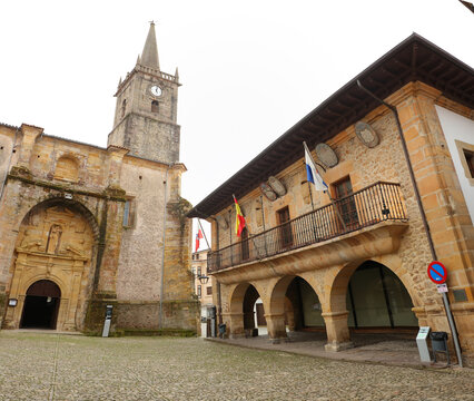 Iglesia parroquial de San Crist&oacute;bal y Antiguo Ayuntamiento de Comillas, Cantabria, Espa&ntilde;a