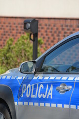 Elektryczny samochód policji polskiej na parkingu.  © FotoDax