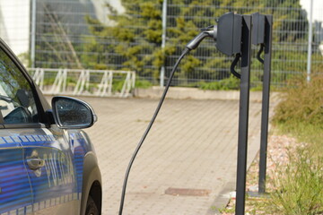 Elektryczny samochód policji polskiej na parkingu. 