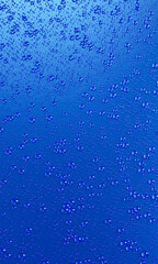 Obraz premium A lot of water droplets On metal or metalic surfaces in blue and dark blue shades for mobile background or wallpaper. 3D Rendering.