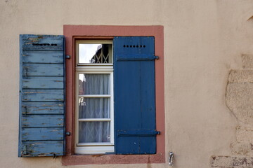 Fenster eines Altbaus auf dem Freiburger Münsterplatz